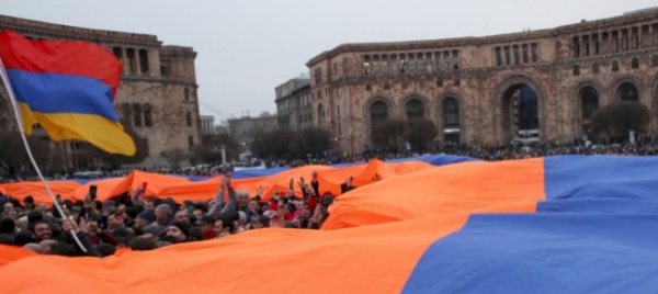 armenia-manifestanti-irrompono-in-un-edificio-governativo