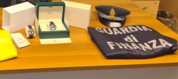 fermato-a-chiasso-con-due-rolex-nei-calzini