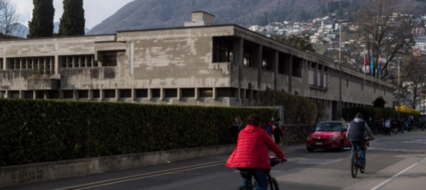 festino-in-aula-fermati-in-7-spuntano-gli-stupefacenti