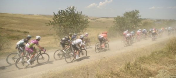 alle-strade-bianche-riprende-il-duello-van-aert-van-der-poel