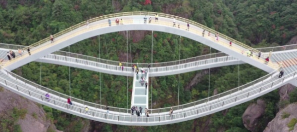 cina-il-ponte-scenografico-dal-design-ondulato