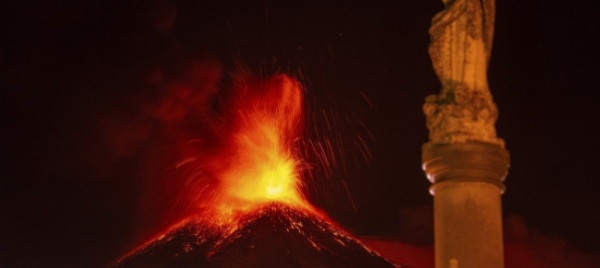 l-etna-ferma-ancora-i-voli-su-catania-nube-eruttiva-di-9km