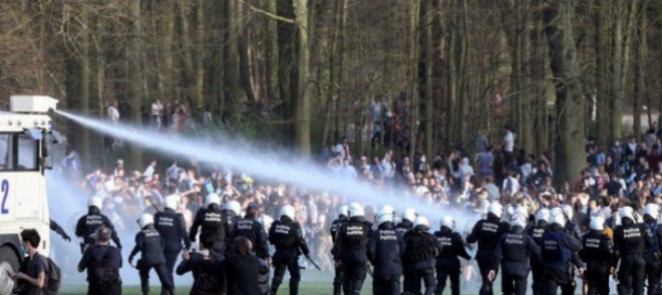 rave-dei-ribelli-covid-a-bruxelles-feriti-e-arresti