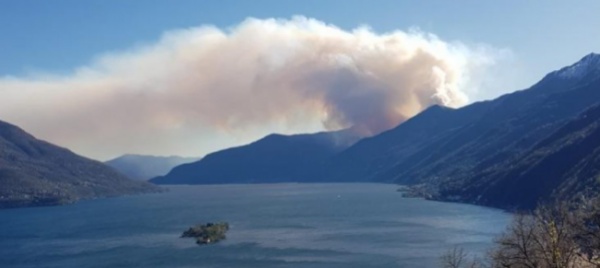 incendio-in-cannobina-il-fumo-arriva-a-genova