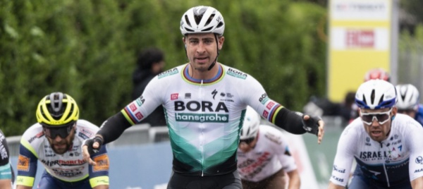 peter-sagan-brucia-tutti-nella-volata-di-martigny