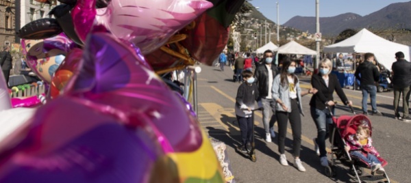 lugano-lungolago-domenicale-ai-pedoni-anche-in-maggio