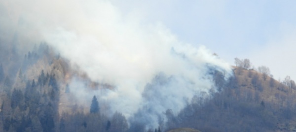 vasto-incendio-di-bosco-ai-monti-della-gana
