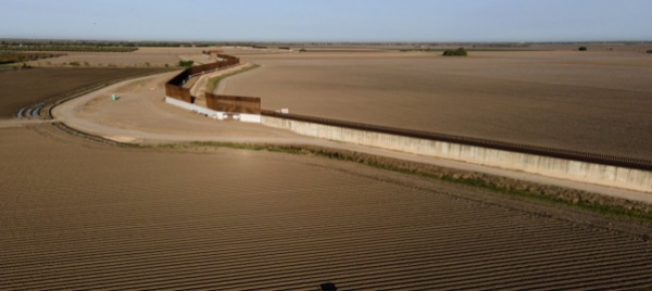due-sorelline-gettate-oltre-il-muro-con-il-messico