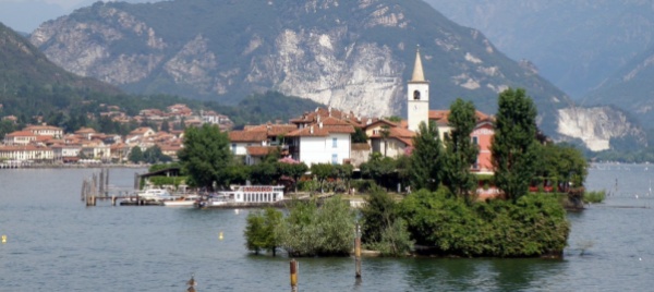 una-passerella-tra-le-isole-borromee