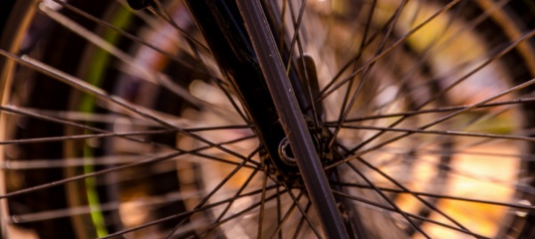 e-biker-a-luci-spente-fugge-dalla-polizia-carambola-da-film
