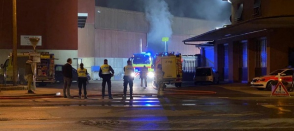 incendio-a-gerra-piano-in-un-centro-di-recupero-materiale