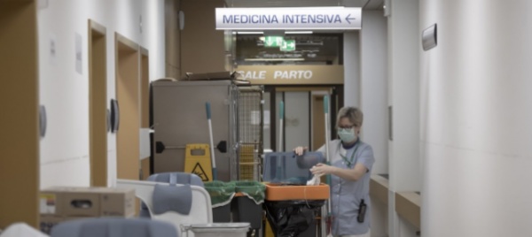 crescono-i-positivi-al-covid-ma-meno-ricoveri-un-morto