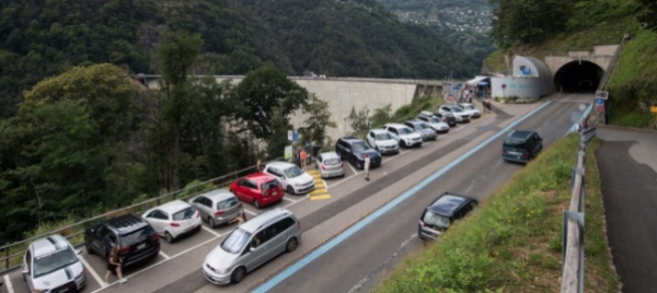 e-una-rotonda-al-bivio-per-la-valle-verzasca