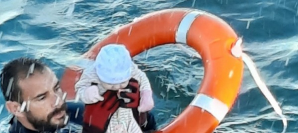 la-foto-simbolo-del-neonato-salvato-nel-mare-di-ceuta
