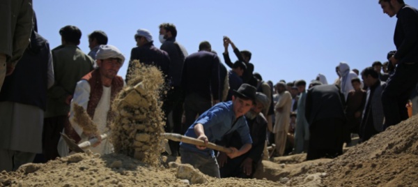 afghanistan-seppellite-le-vittime-degli-attacchi-a-scuola