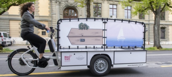 se-il-carro-funebre-diventa-una-bicicletta