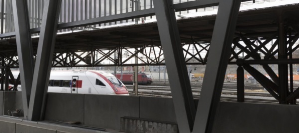 donna-spinta-sui-binari-alla-stazione-centrale-di-zurigo
