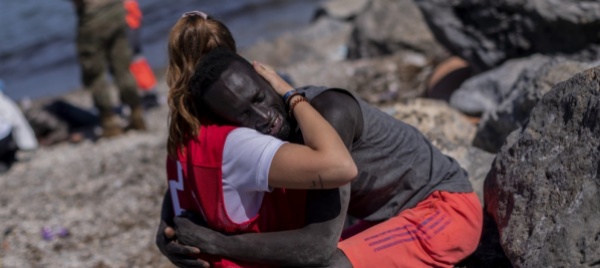 abbraccia-un-migrante-a-ceuta-insultata-sui-social
