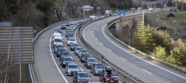 san-gottardo-14-chilometri-di-coda-al-portale-nord