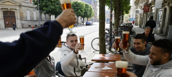la-francia-riapre-tavoli-pieni-nei-bistrot-dopo-6-mesi
