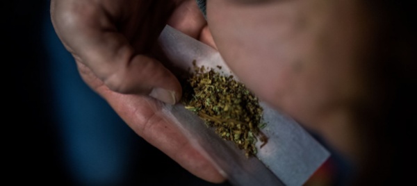 fermati-a-ponte-chiasso-con-tre-etti-di-marijuana