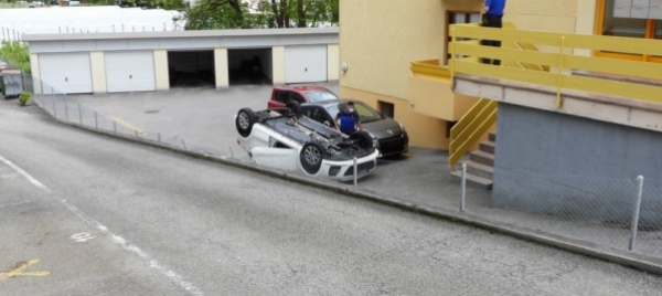 auto-giu-da-un-muretto-e-ribaltata-due-feriti-non-gravi