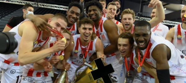 la-coppa-cade-nelle-braccia-di-ginevra