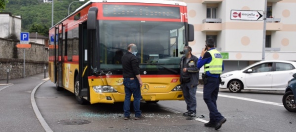 scontro-vettura-autopostale-a-giubiasco