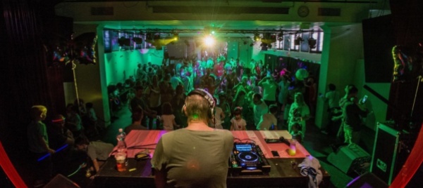 gb-test-discoteca-in-migliaia-senza-mascherine-a-liverpool
