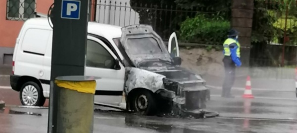 furgone-prende-fuoco-a-magliaso-traffico-in-tilt