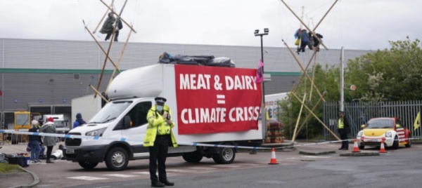 gb-animalisti-bloccano-4-centri-di-distribuzione-mcdonald