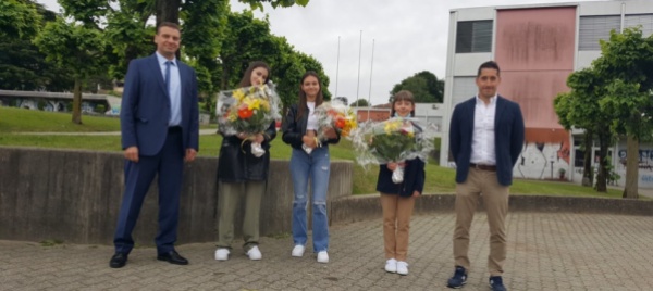 tre-ragazze-premiate-al-liceo-di-mendrisio