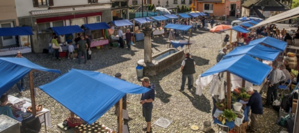 torna-a-maggia-il-mercato-alimentare-in-piazza