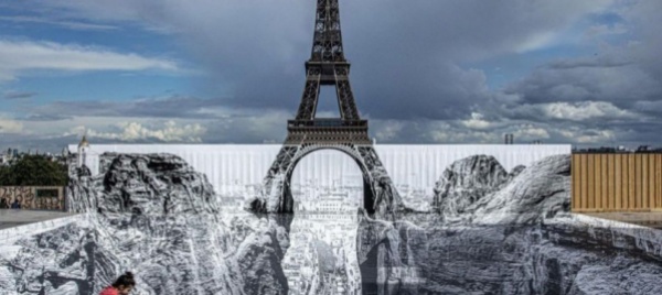 gigantesca-voragine-sotto-la-tour-eiffel-di-parigi