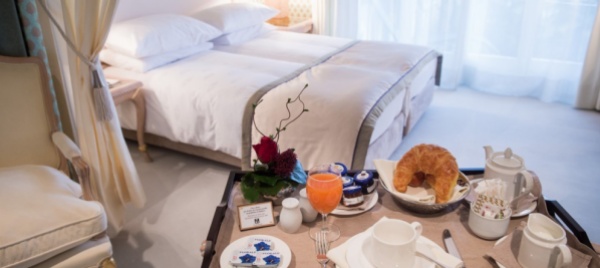 per-gli-hotel-prospettive-estive-cupe-boom-del-paralberghiero