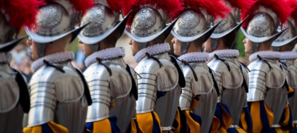 le-guardie-svizzere-continueranno-a-pagare-la-tassa-militare