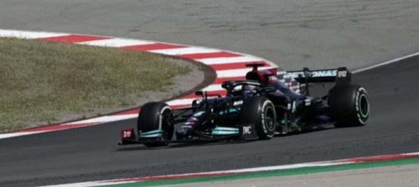 hamilton-stacca-verstappen-e-domina-in-portogallo