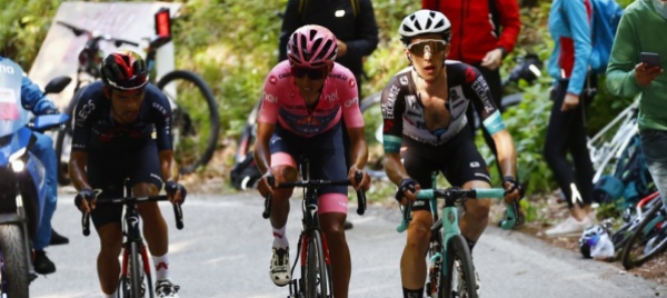 simon-yates-attacca-ma-egan-bernal-si-difende