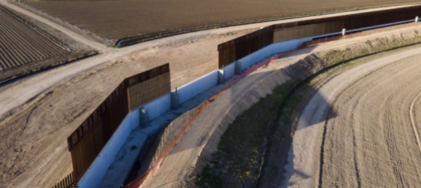 muro-e-fucili-per-tutti-il-texas-sfida-biden