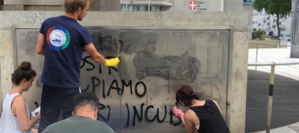 lugano-giovani-puliscono-i-muri-imbrattati-durante-la-manif