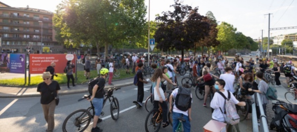 ciclisti-solidali-all-autogestione-nel-traffico-di-lugano