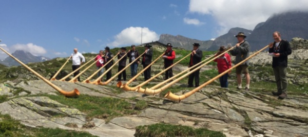le-musiche-di-oltre-70-corni-delle-alpi-sul-san-bernardino