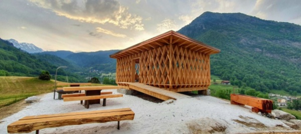 l-aula-nel-bosco-svetta-tra-i-castagni-di-olivone