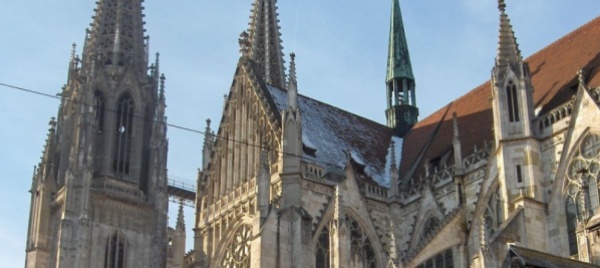 dopo-mille-anni-il-duomo-di-ratisbona-apre-il-coro-alle-donne
