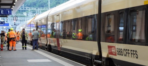 fumo-in-un-vagone-ristorante-alla-stazione-di-chiasso