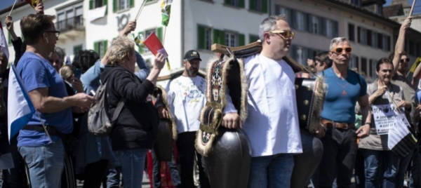 lucerna-in-400-manifestano-contro-misure-anti-covid-19