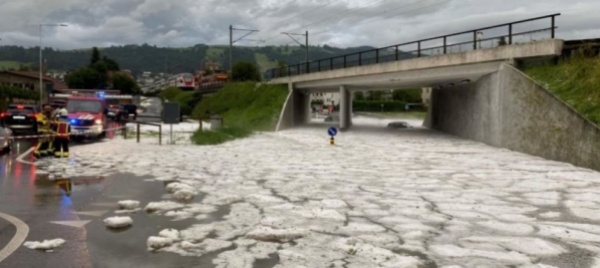temporali-e-grandine-si-abbattono-sulla-svizzera-centrale