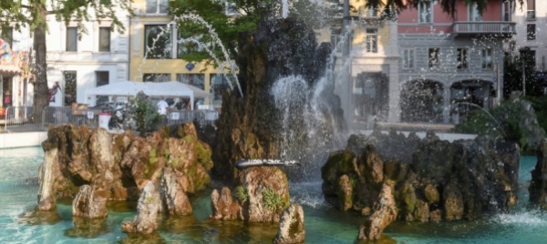 seminude-nella-fontana-di-piazza-manzoni-a-lugano