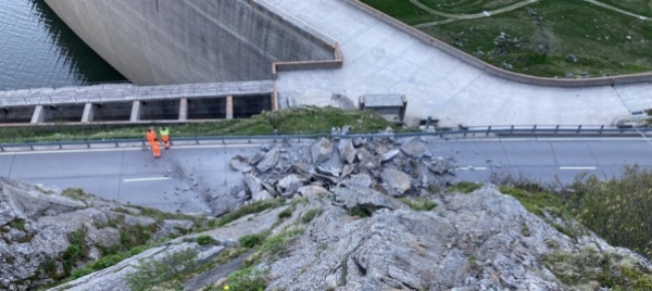 la-strada-passo-del-lucomagno-riaperta-su-una-corsia