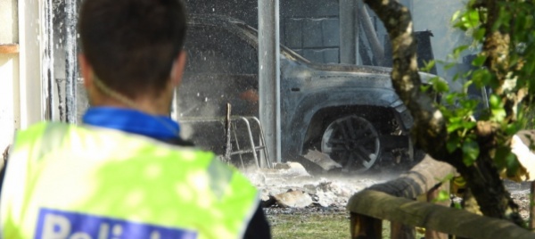 inceneriti-a-bogno-un-magazzino-e-un-auto